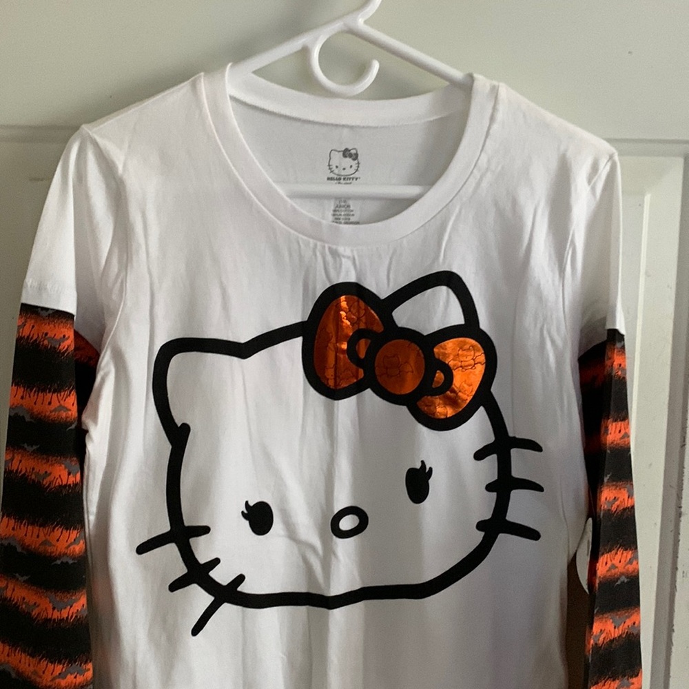 HELLO KITTY T-SHIRT.